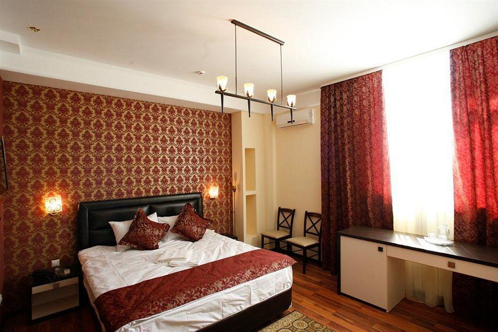 Iris Hotel